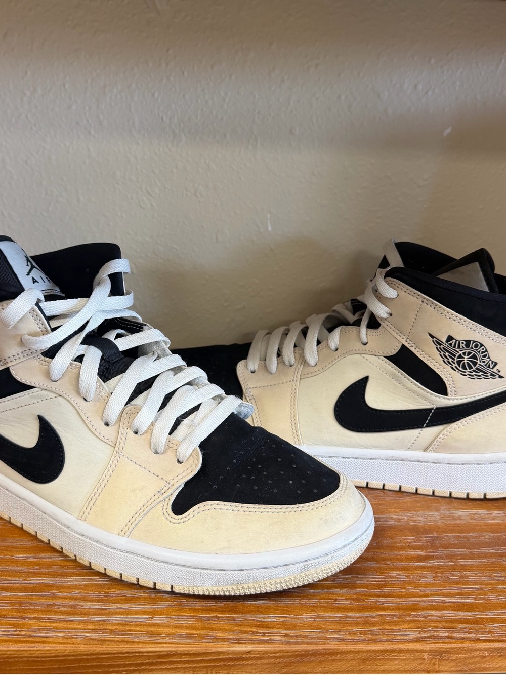 Air Jordan 1 Mid 'Barely Orange